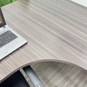 Escritorio en L de metal y melamina