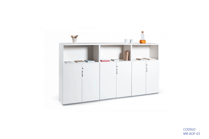 Mueble tipo credenza con puertas y estantes